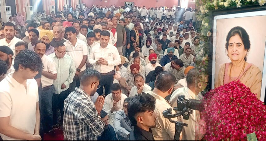 जालंधर मेयर विनीत धीर की मां की रस्म क्रिया में उमड़ा जनसैलाब, राजनीतिक व सामाजिक हस्तियों ने दी श्रद्धांजलि, दिव्य ज्योति जागृति संस्थान ने किए प्रवचन