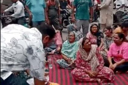 गलियों में सीवरेज का पानी, प्रशासन बेखबर! वार्ड-55 के लोगों का सड़क पर फूटा गुस्सा