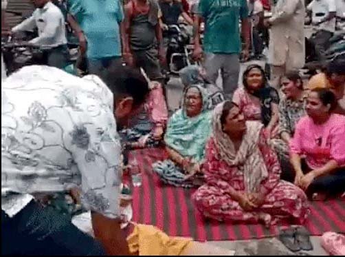 गलियों में सीवरेज का पानी, प्रशासन बेखबर! वार्ड-55 के लोगों का सड़क पर फूटा गुस्सा