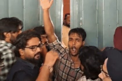 PU समेत 8 कॉलेजों में छात्र संघ चुनाव के दौरान हंगामा: लॉ डिपार्टमेंट का दरवाजा लात मारकर खोला; अंदर घुसे स्टूडेंट्स ; कहा- वोटिंग जल्दी बंद की