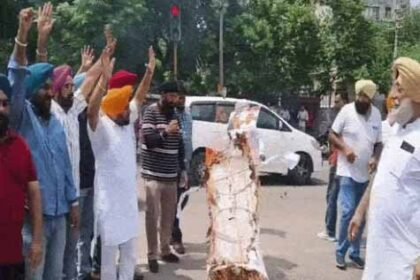 जालंधर में यूथ अकाली दल का कांग्रेस पर हमला: पुतला फूंककर बोले- सज्जन कुमार को रोल मॉडल बताने वालों से रहें दूर