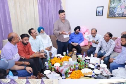 जनता के द्वार पहुंचे मेयर वनीत धीर: बैंक कॉलोनी में लोक मिलनी के दौरान सुनीं समस्याएं, सीवरेज व सफाई व्यवस्था सुधारने का दिया आश्वासन